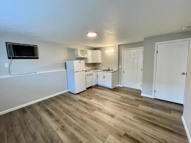 Photo - Beautifully Remodeled 1-Bedroom! Unit C5