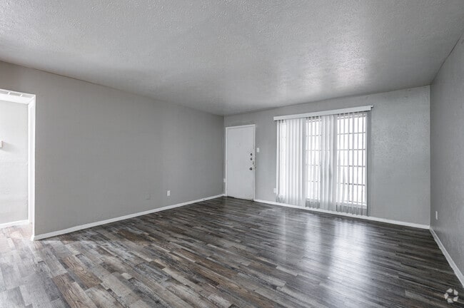 2BR, 2BA - 1,000SF