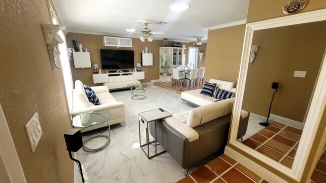 Photo - 1283 Larch Way