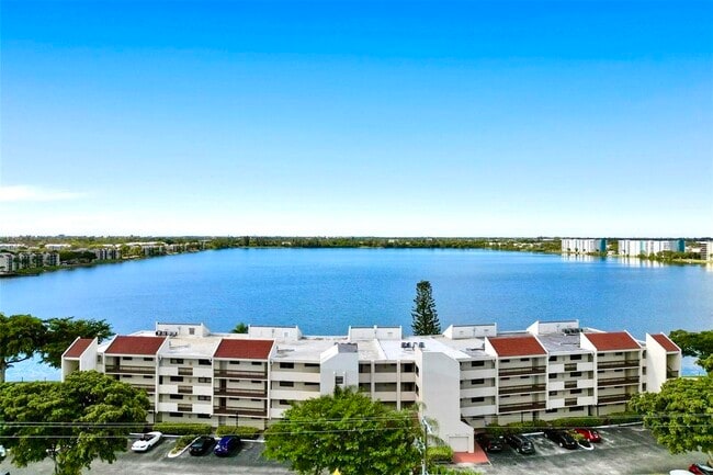 Building Photo - 111 Lake Emerald Dr Unit 404