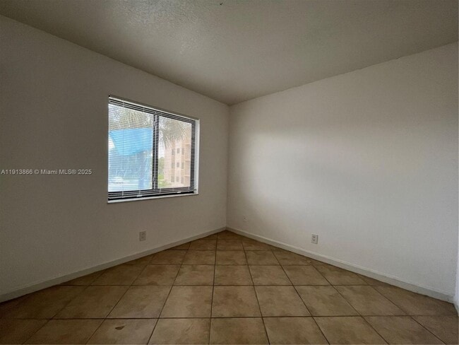 Photo - 3720 N Pine Island Rd Unidad 2