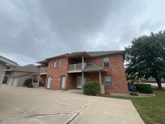 Building Photo - Beautiful 2 Bedroom 2.5 Bath Condo With Lo...