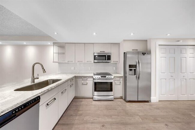 Photo - 800 E Cypress Ln Unit 206