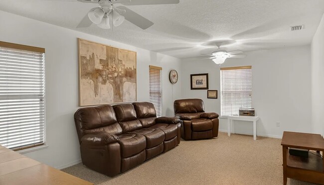 Building Photo - Single-Family Home