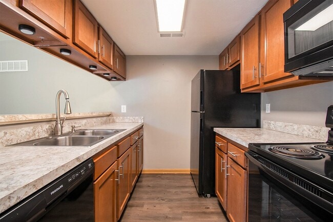Omaha, NE Beacon Hill Apartments |Kitchen