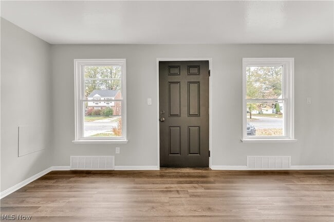 Photo - 441 E 250th St