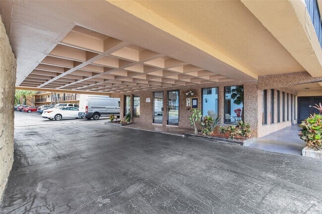 Building Photo - 9370 SW 8th St Unit 222 Rental