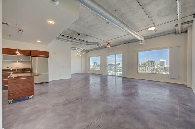 Building Photo - Modern Loft with City View