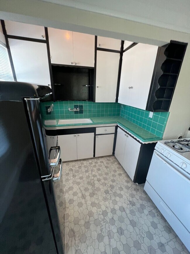 Vintage Upstairs Midtown Apartment - Vintage Upstairs Midtown Apartment Unit 1011-B