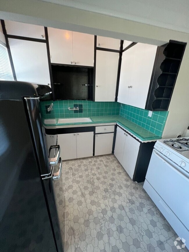 Building Photo - Vintage Upstairs Midtown Apartment Unit 1011-B