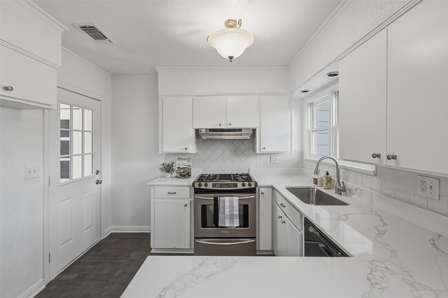 Photo - 6417 Darwood Ave