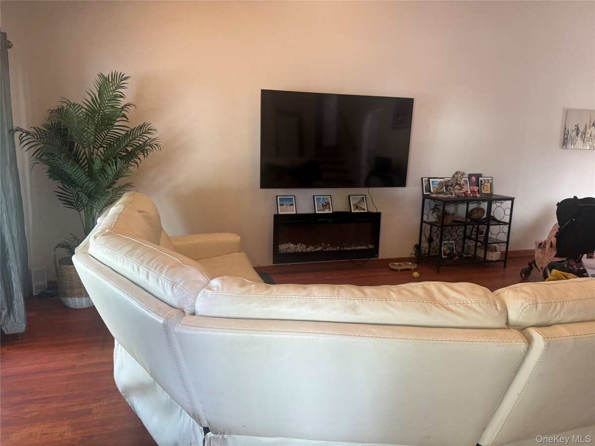 Photo - 11 Syosset Cir