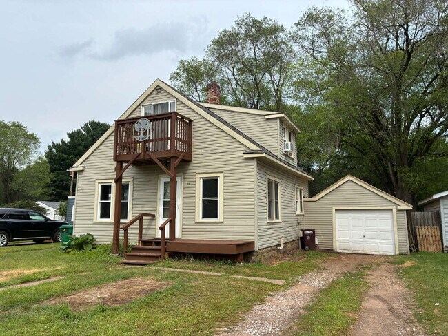 Building Photo - 1 Bedroom, 1 Bathroom, Additional Bonus Room and Detached Garage