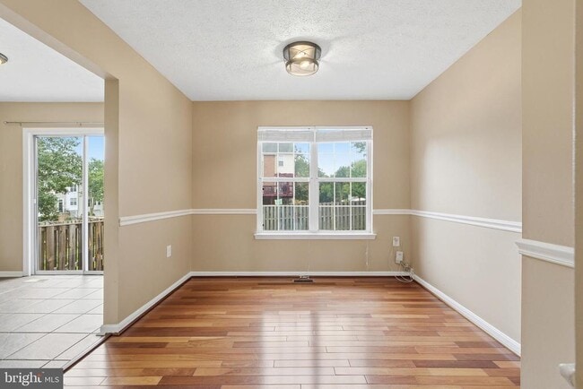 Photo - 661 Tammy Terrace SE