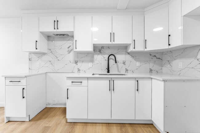 Building Photo - 11630-BS122 122 St NW Unit 2