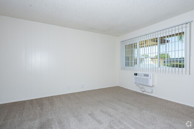 1BR, 1BA - 630SF - Living Room