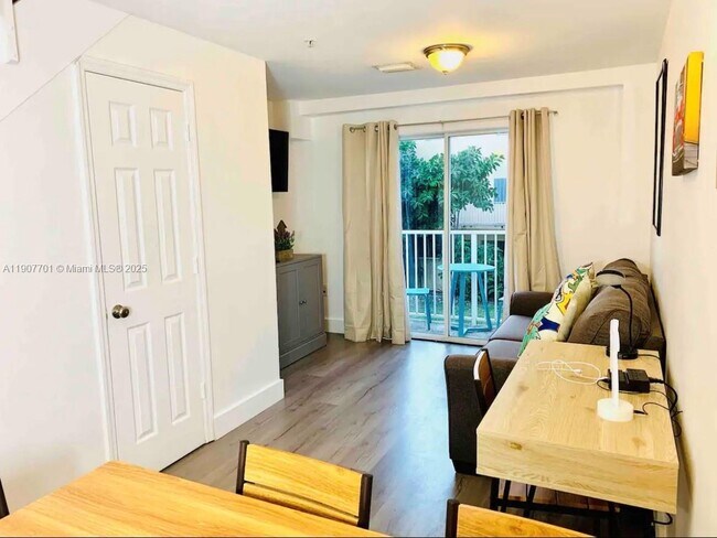 Photo - 821 SW 2nd St Unidad 6