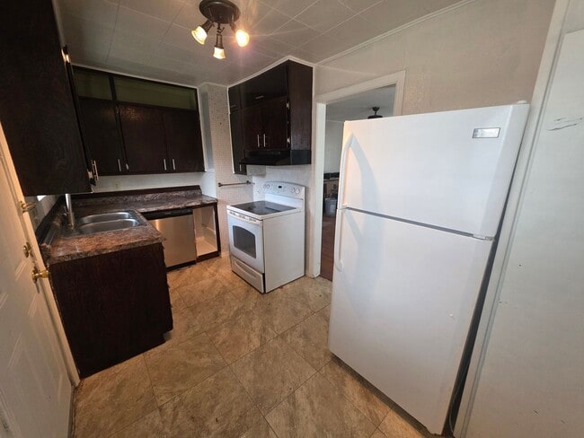 Building Photo - 2 Bedroom 1 Bath