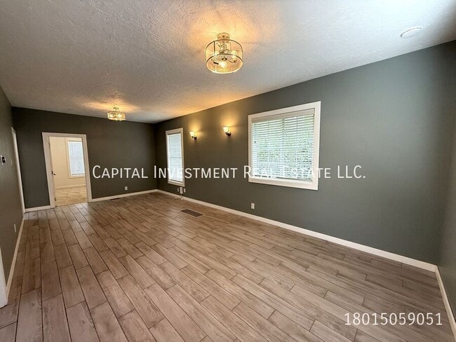 Photo - 3844 McCall St E