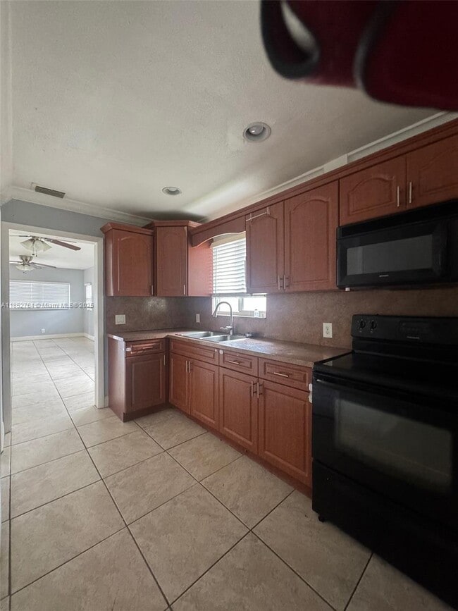 Building Photo - 258 E 12th St Unit 258 Rental