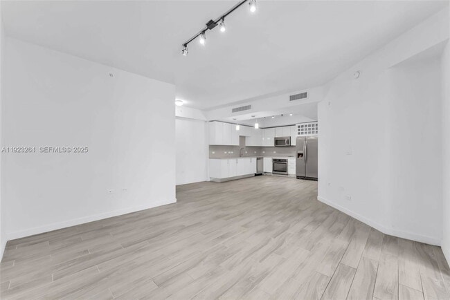 Building Photo - 999 SW 1st Ave Unit 28