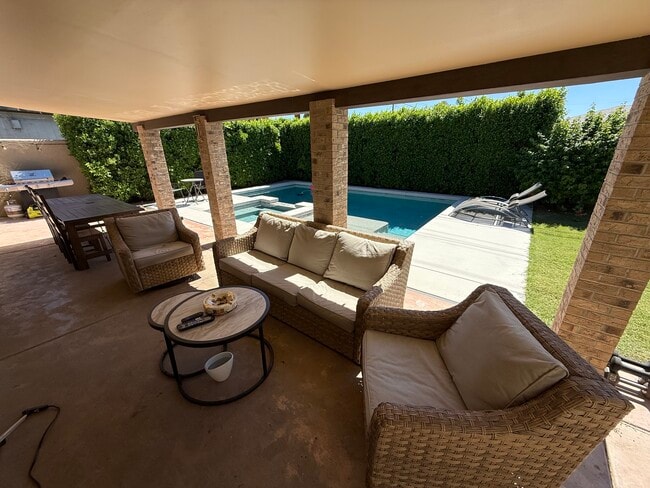 Photo - 8021 E Oak St