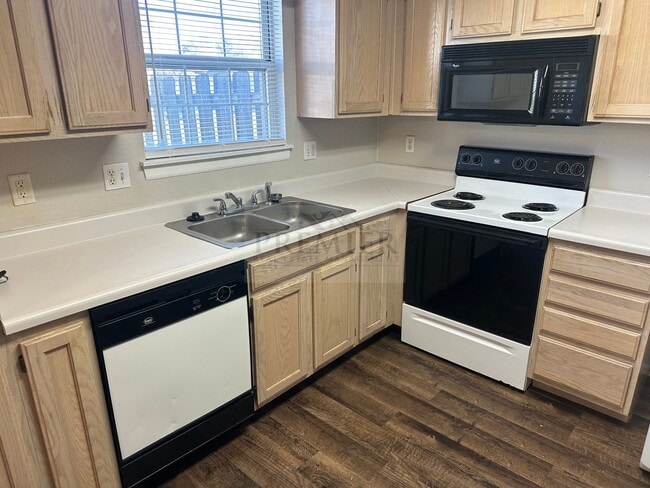 Photo - 101 NE Dogwood