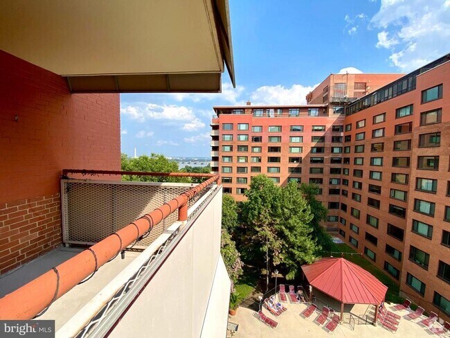 Building Photo - 1021 Arlington Blvd Unit 942 Rental