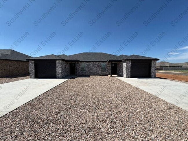 Building Photo - New Spacious 2 bedroom 2 bath Duplex.