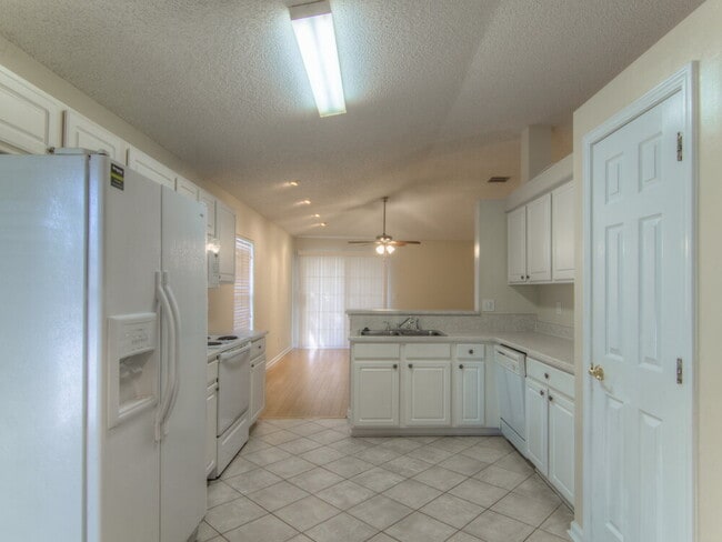 Photo - 1588 Glen View St