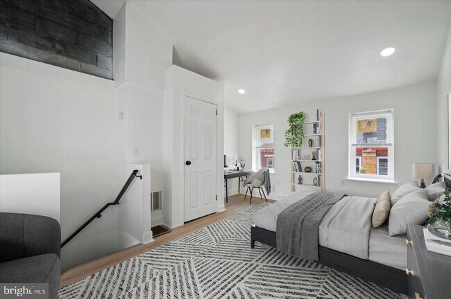 Photo - 109 W Thompson St