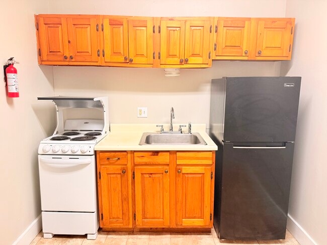 Building Photo - 2046 Hartford Ave. Unit 2