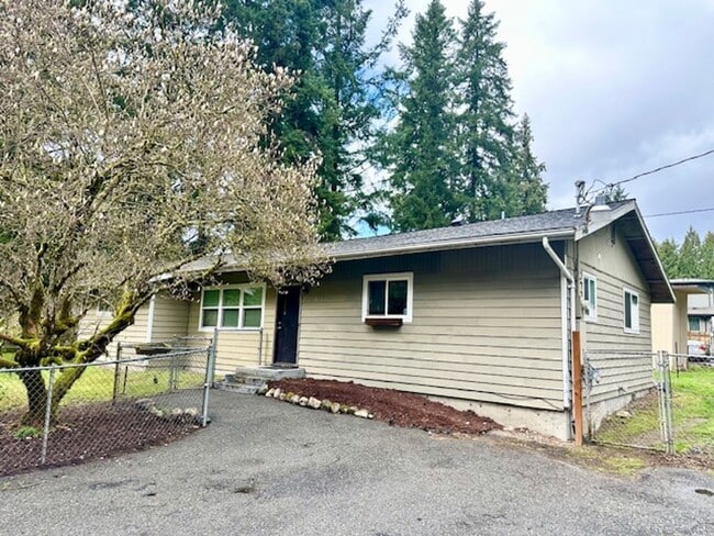 Building Photo - Private cozy rambler in the Issaquah school district