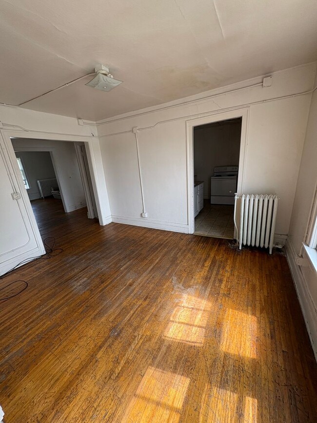 Building Photo - 805 W 4th St Unit B6 Rental