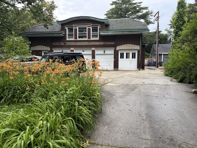 Building Photo - 1722 Judson Ave Unit Coach House