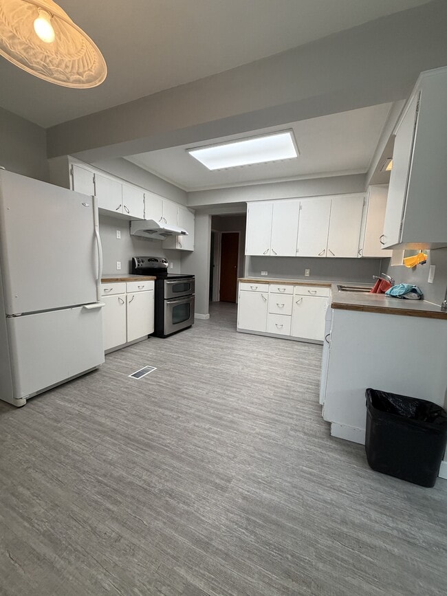 Building Photo - 10586-10127 127 St