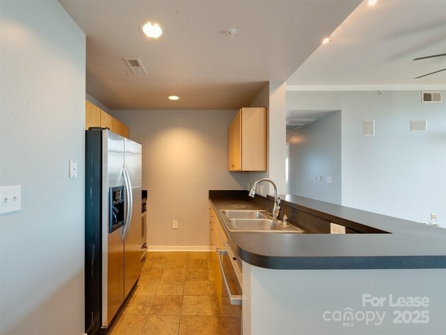 Photo - 715 N Church St Unidad 608