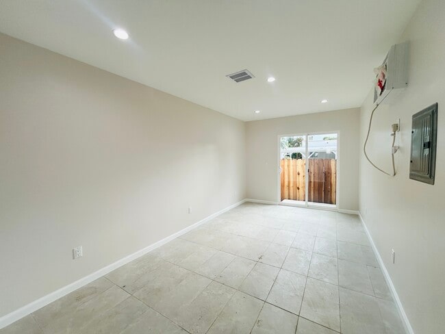 14210 Sylvan St Unit 2