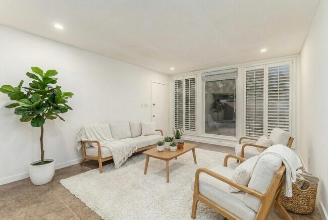 Photo - 6935 E 4th St Unidad 4