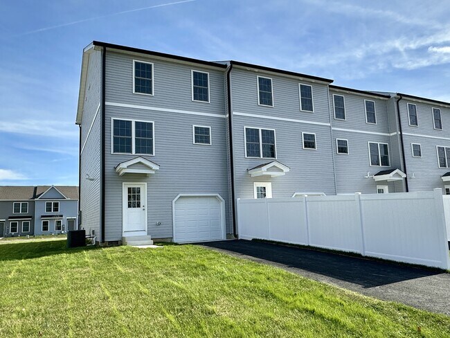 Photo - 226 Rojan Rd