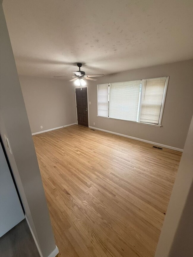 Photo - NEW RENTAL!  $1600 per month, Charming 3 bedroom, 1 bath House with fenced backyard! Heart of Sou...