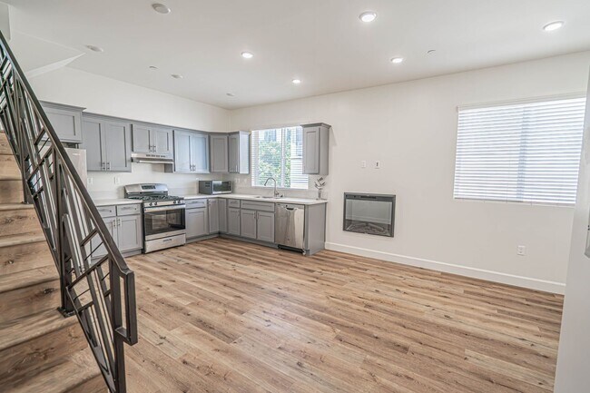 Photo - 14550 Burbank Blvd Unit 102
