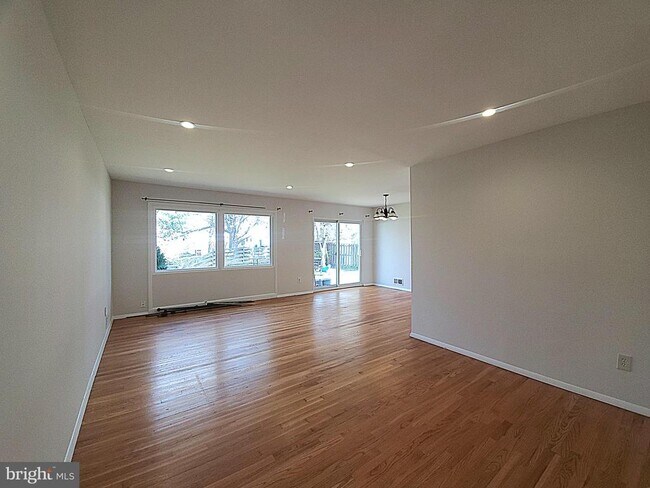 Photo - 702 W Edmonston Dr