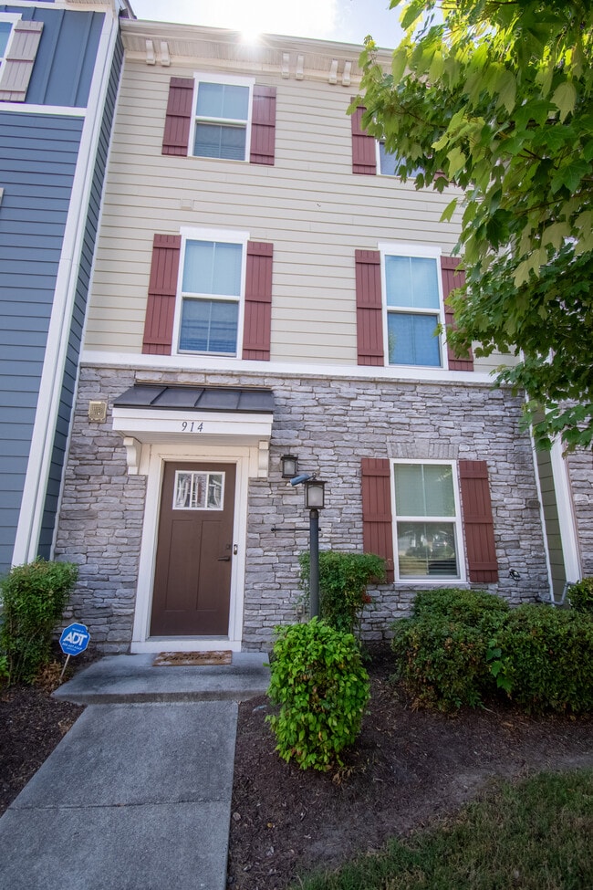 Front entrance - 914 Avast Way Unit 914 Avast Way