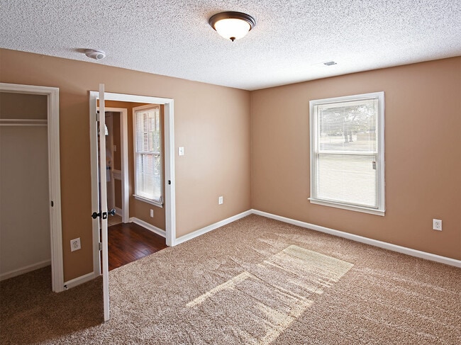 Photo - 3 Bedroom, 2 Bathroom Near S Walnut bend and Wolf River Blvd