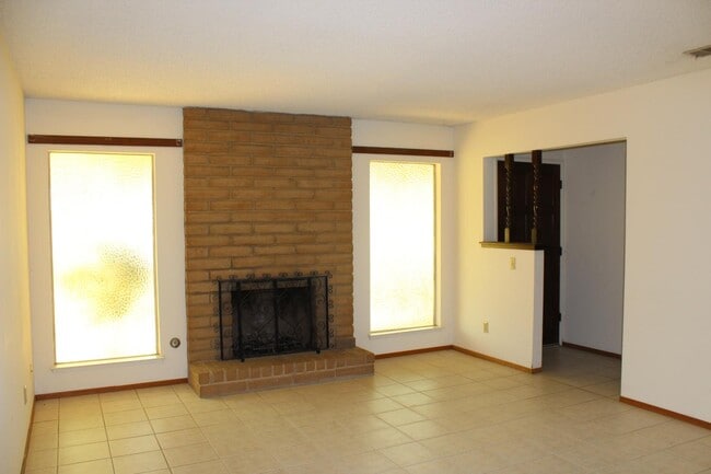 Photo - 1985 Lynn Ln