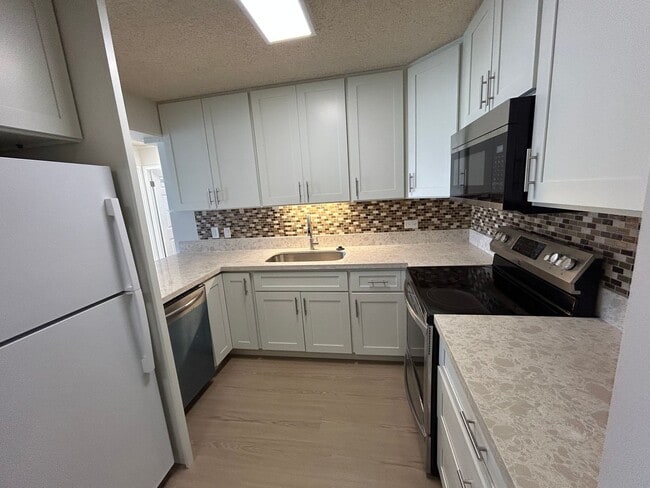 Photo - Crescent Park, 2 bedroom, 2 bathroom, with washer/dryer in apartment, Huge Diamond Head view from... Unit 1304