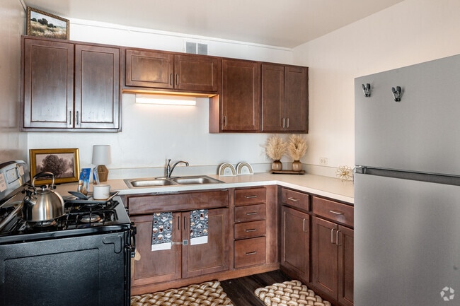 3BR, 1BA - 1050SF - Kitchen - Southland Village