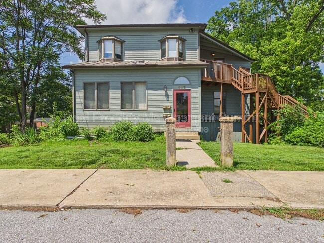 Building Photo - 402 N Market St Unit Apartment A1