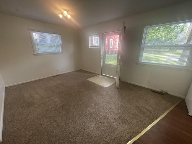 Photo - 521 E 7th St